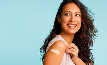 Femme avec un vaccin
